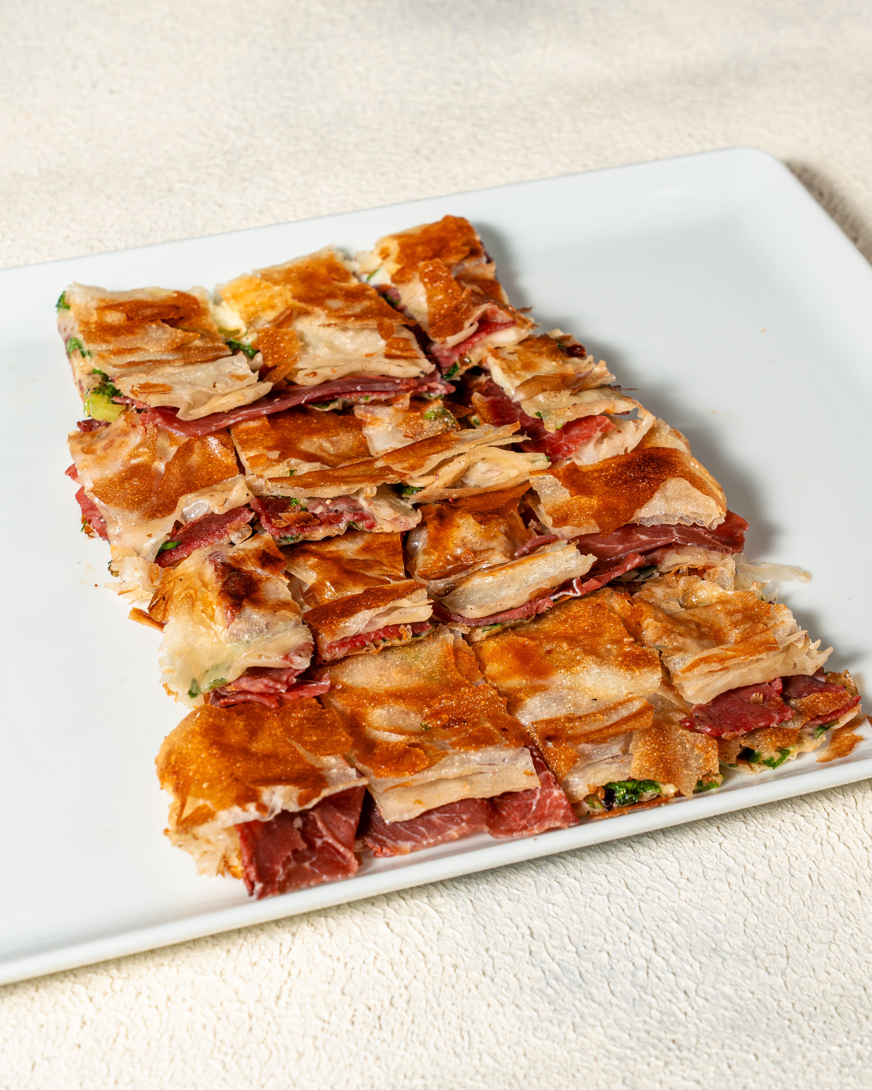 Antalya'da serpme börek hazırlayan Fıtır Börek ustaları